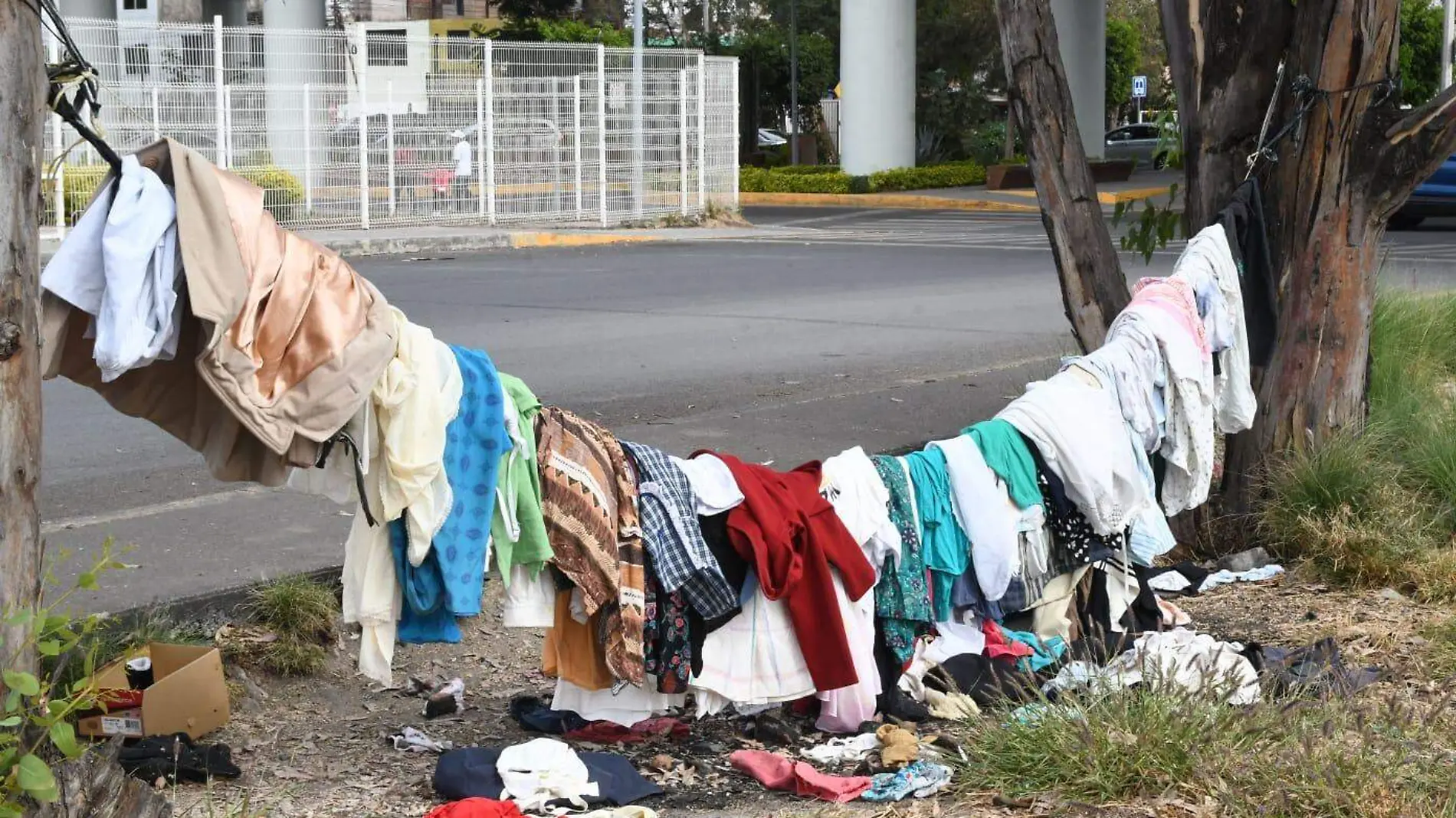 Solidaridad en la Primero de Mayo un tendedero para quienes más lo necesitan (2)